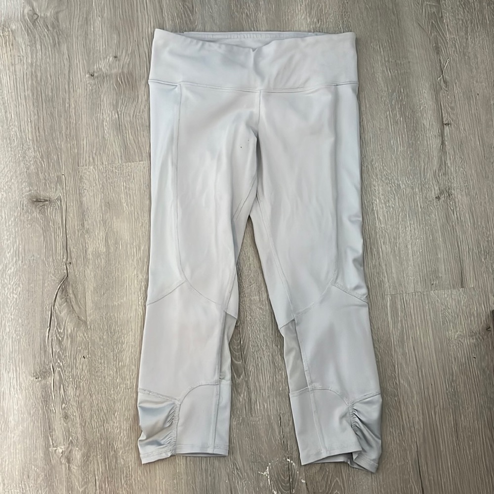 Alo Yoga crop leggings in light gray